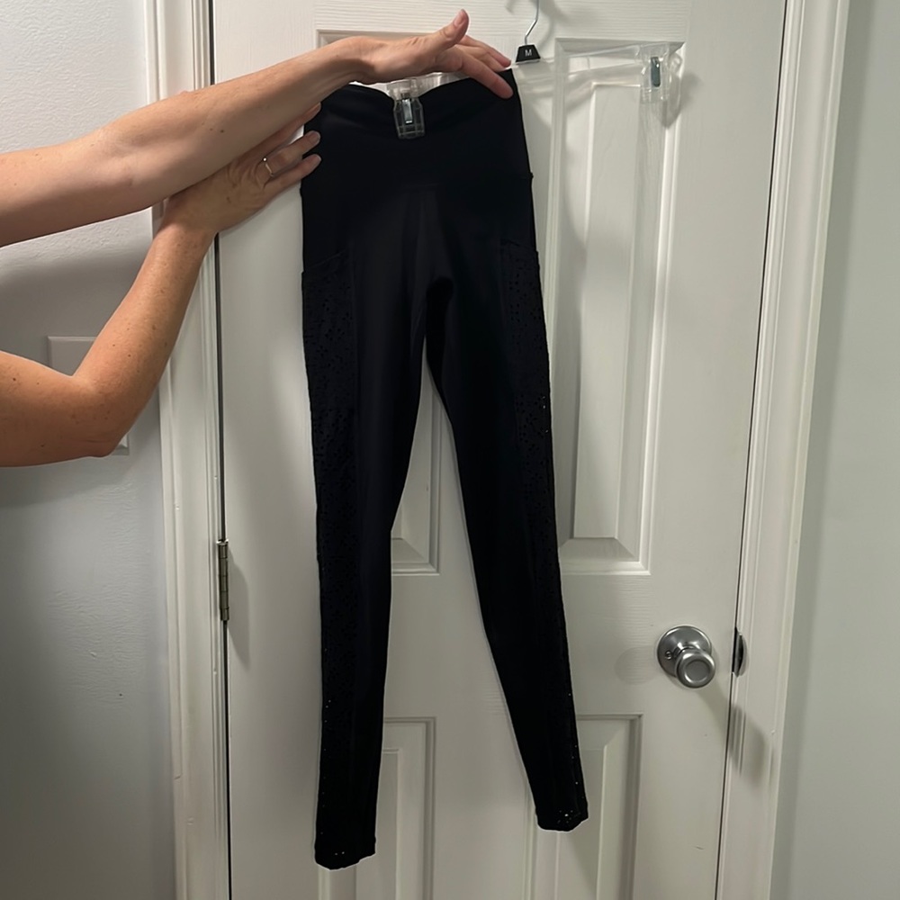 Aerie leggings with design on leg